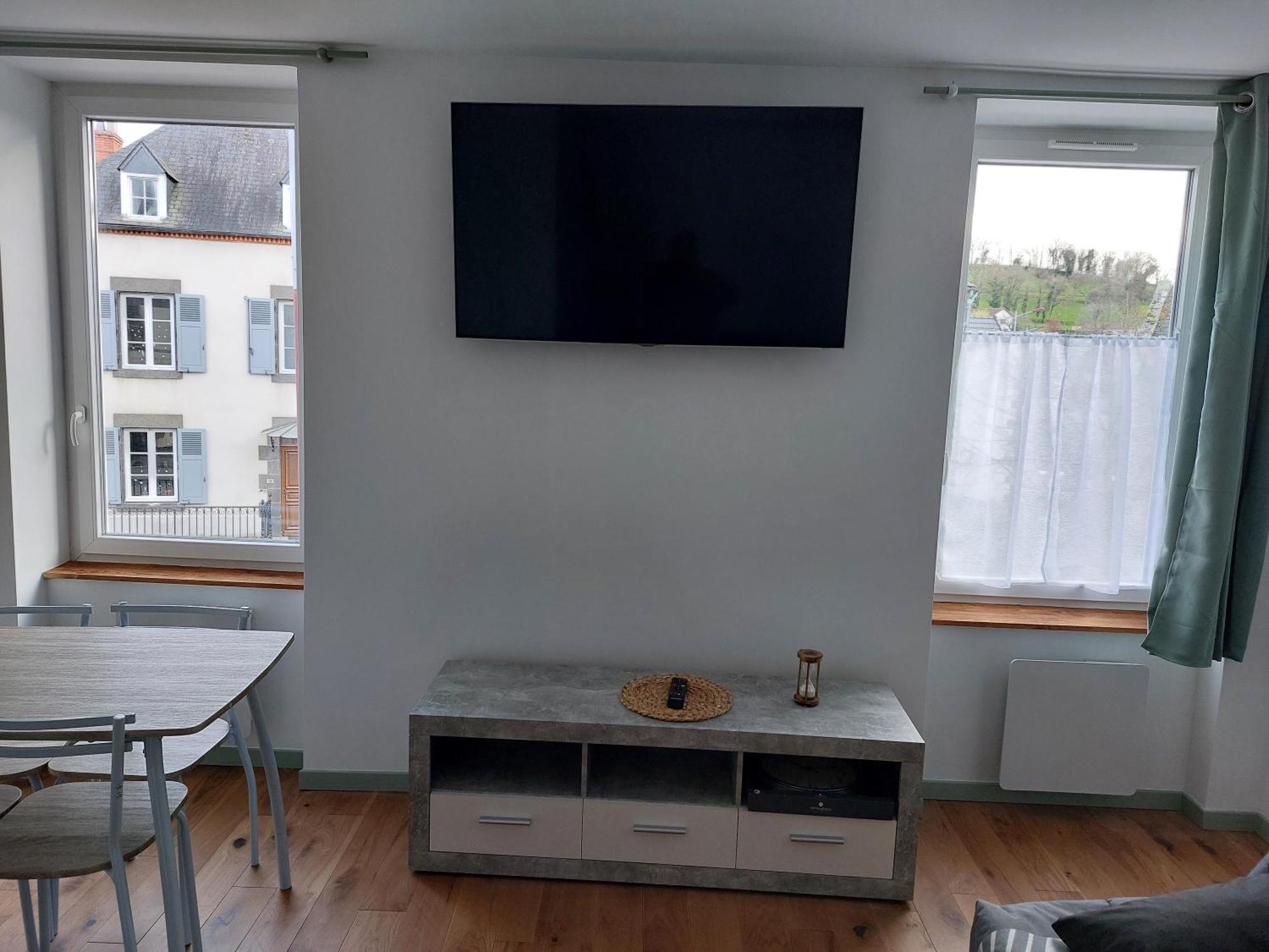 Studio Refait A Neuf Clos Saint Genest Manzat Exterior photo